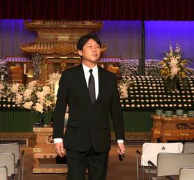 池谷公二郎さんの通夜に参列する新井監督（撮影・北村雅宏）