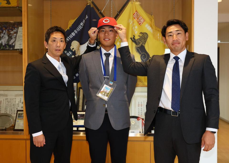 指名あいさつに訪れた尾形スカウト（左）、下水流スカウト（右）と記念撮影に応じるドラフト６位指名のＮＴＴ東日本・森煌誠（撮影・中島達哉）