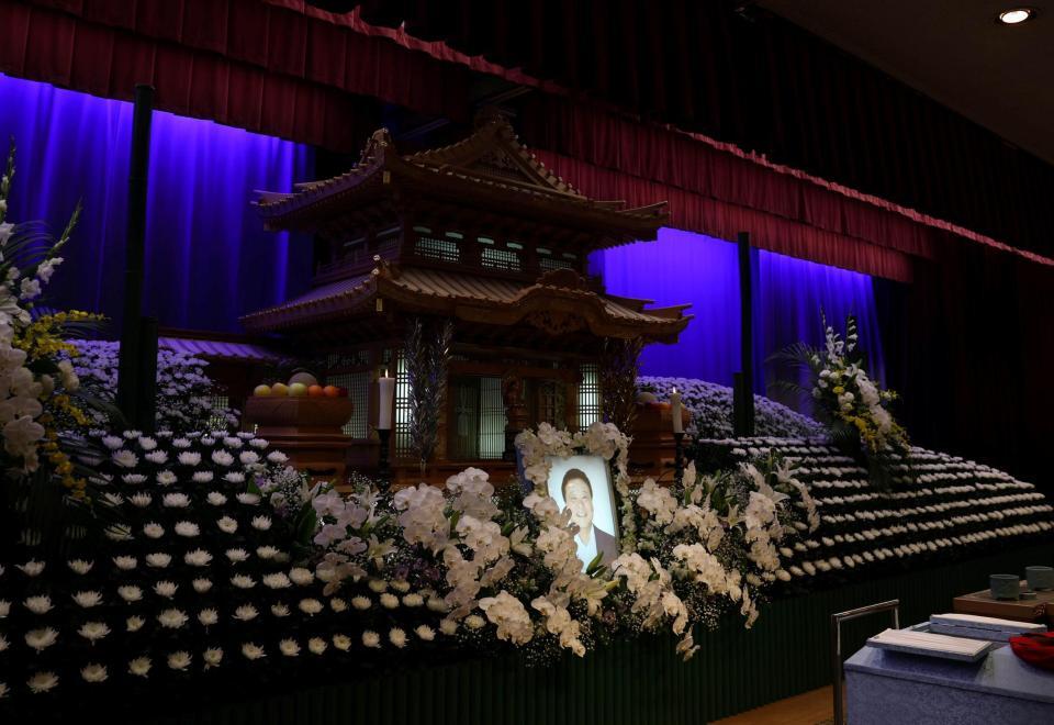 通夜の会場に設けられた池谷公二郎さんの祭壇（撮影・北村雅宏）