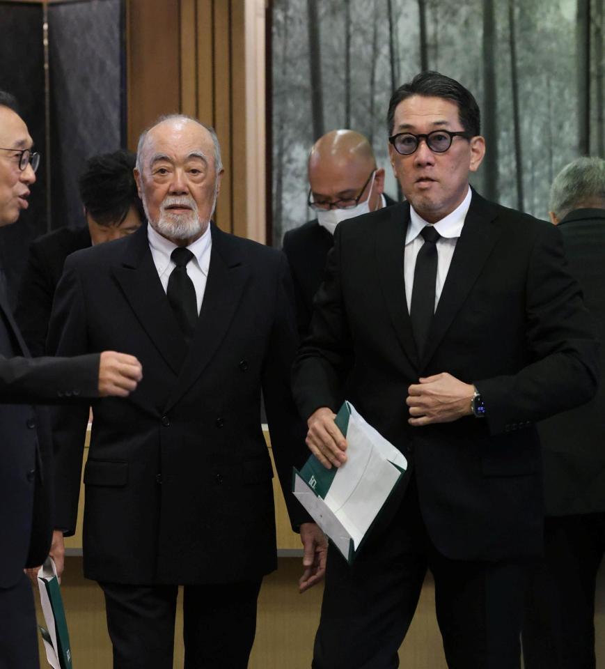 池谷公二郎さんの通夜に参列する（右から）野村謙二郎氏、安仁屋宗八氏（撮影・北村雅宏）