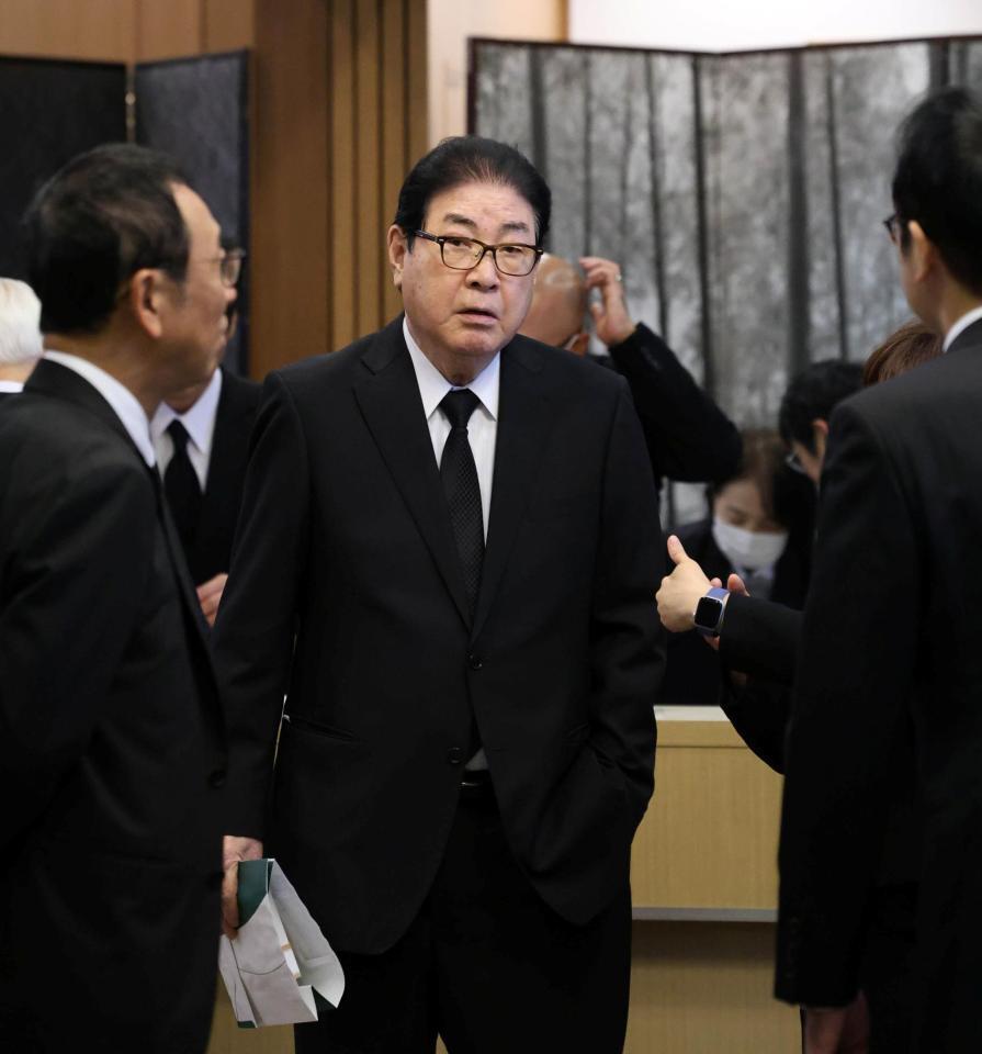 池谷公二郎さんの通夜に参列する山本浩二氏（撮影・北村雅宏）