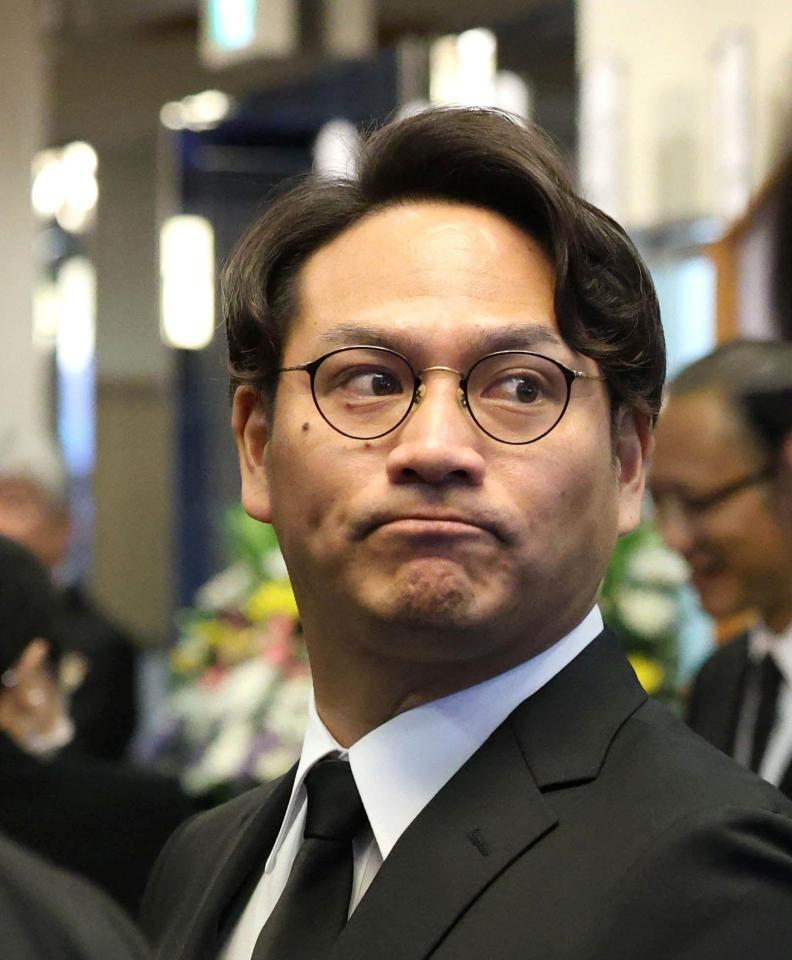 池谷公二郎さんの通夜に参列する田中広輔氏（撮影・北村雅宏）