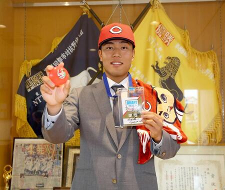 ドラフトのパスを手に記念撮影に応じるＮＴＴ東日本・森（撮影・中島達哉）