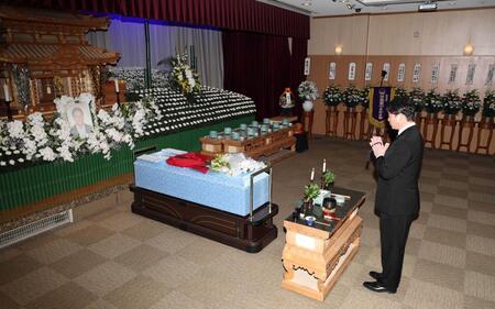 池谷公二郎さんの祭壇の前で手を合わせる新井監督