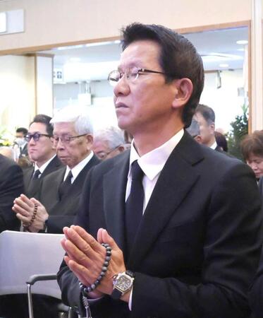 池谷公二郎さんの告別式で、祭壇に向かって手を合わせる大野豊氏（現場代表）