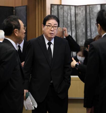 池谷公二郎さんの通夜に参列する山本浩二氏＝３０日
