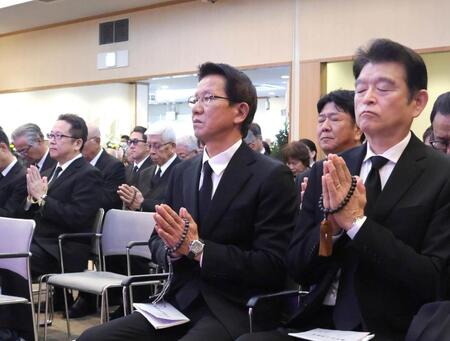 池谷公二郎さんの告別式で、祭壇に向かって手を合わせる大野豊氏（中央）＝平安祭典広島会館