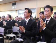 池谷公二郎さんの告別式で、祭壇に向かって手を合わせる大野豊氏（中央）＝平安祭典広島会館