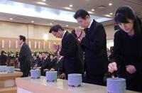 池谷公二郎さんの告別式で拝む大野豊氏（中央左）