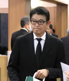 池谷公二郎さんの通夜に参列する小早川毅彦氏＝３０日