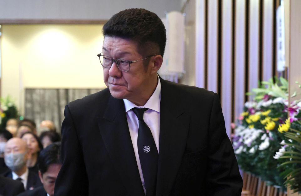 池谷公二郎さんの通夜に参列する佐々岡真司氏＝３０日
