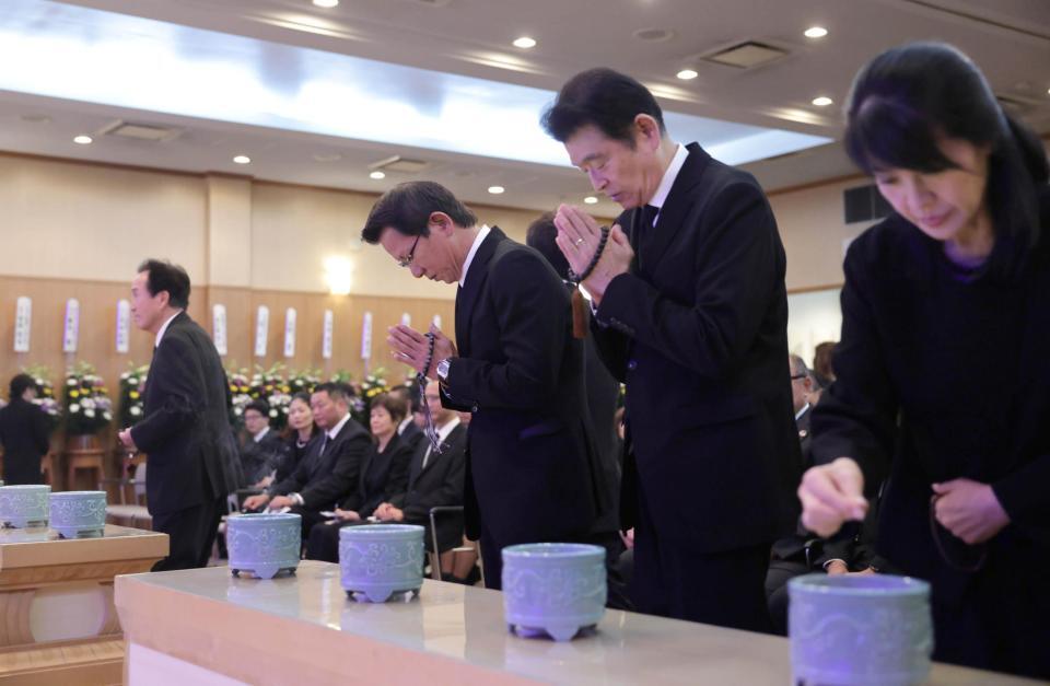 池谷公二郎さんの告別式で拝む大野豊氏（中央左）