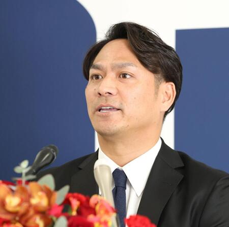 内野守備走塁コーチに就任が決まり、会見する田中広輔氏（撮影・北村雅宏）