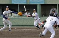 ７回、高橋秀（左）から中前打を放つ伊藤隼＝安芸（撮影・宮路博志）