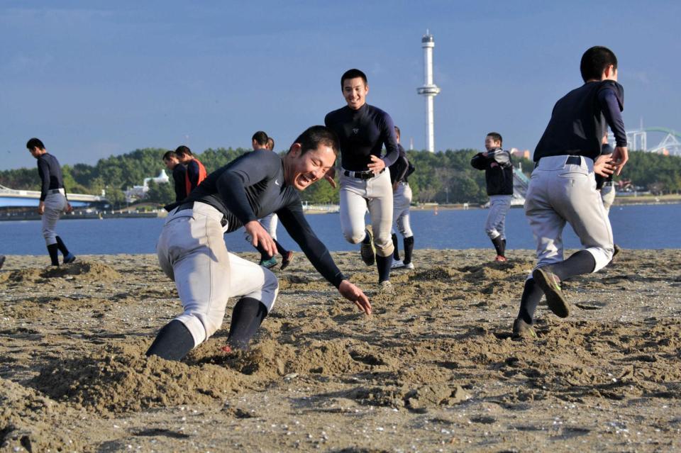 　砂浜でのダッシュで足腰を鍛える横浜ナイン
