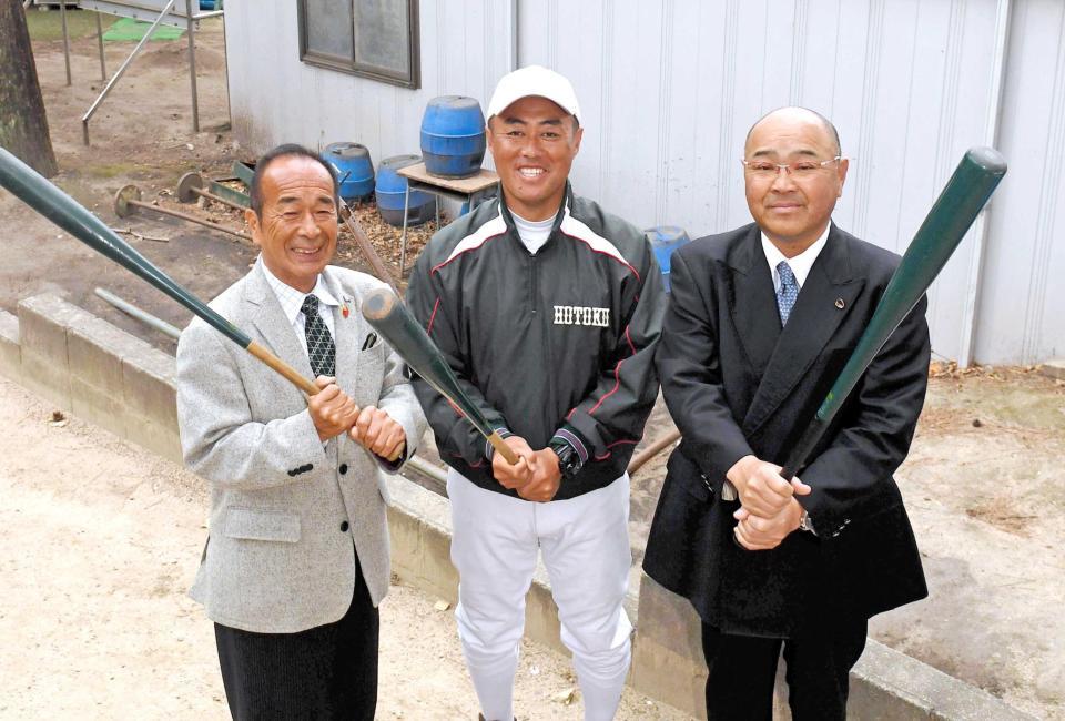 　野球談議に花を咲かせた（左から）山下氏、報徳学園・大角監督、永田前監督