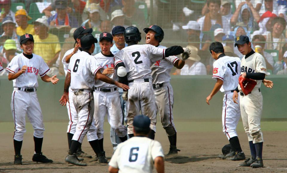 ２００６年、今治西に延長十三回、劇的なサヨナラ勝ちをして夏初の８強入りした日大山形ナイン