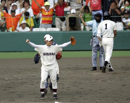 ２００６年決勝戦で駒大苫小牧・田中を三振に仕留めガッツポーズの早実・斎藤