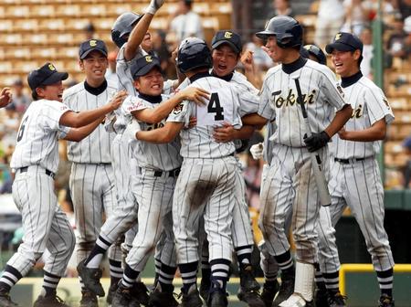 ２００４年夏、３回戦の聖光学院戦で九回裏劇的なサヨナラ逆転３ランを放った清水（背番号４）を笑顔で迎える東海大甲府ナイン