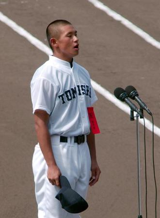 2004年夏、選手宣誓する富山商の宮田拓也主将