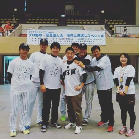 　奈良県人会の野球教室に参加した（左から）阪神・島本、オリックス・吉田一、元ＤｅＮＡ・三浦氏、かみじょうたけし、阪神・岡崎、元阪神・関本氏、前ＤｅＮＡ・久保
