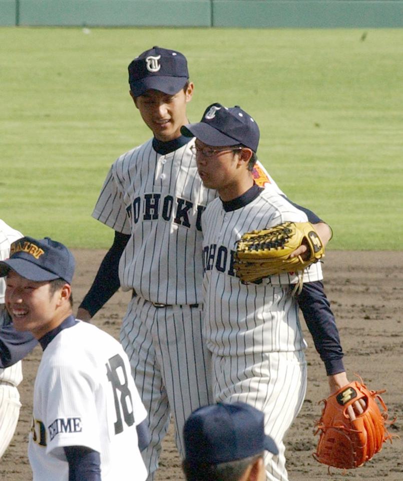 　逆転サヨナラ本塁打を浴びダルビッシュになぐさめられる真壁（右）＝０４年