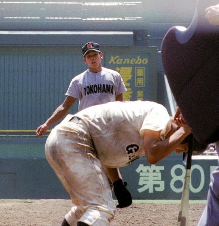 延長１７回を投げ切ってＰＬ学園を退け、ベスト４進出を決めた横浜・松坂＝１９９８年８月２０日