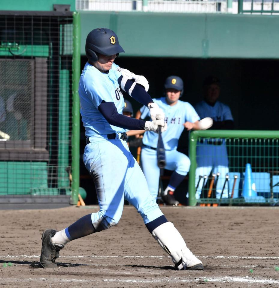 日大三戦の９回、同点２ランを放つ北村＝福井県営球場