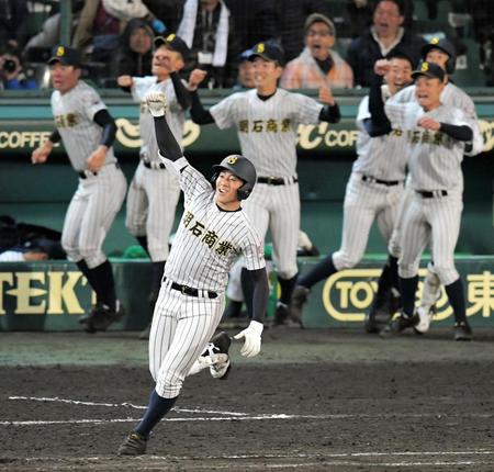 ９回、サヨナラ本塁打を放った明石商・来田は拳を突き上げ喜ぶ（2019年3月31日）