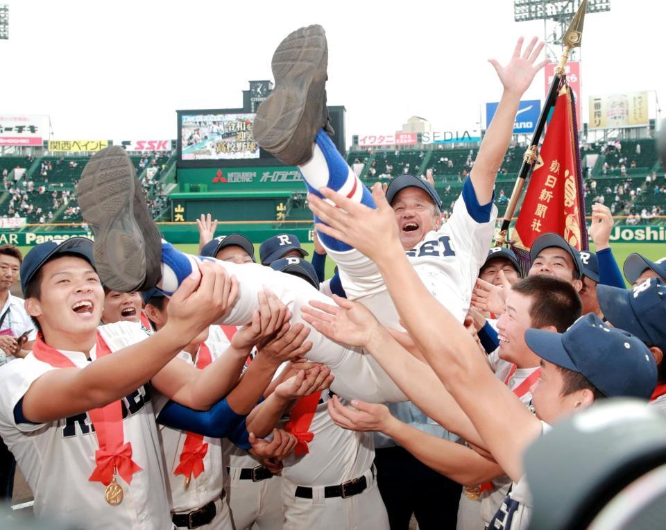 ナインに胴上げされる履正社・岡田監督（8月22日）