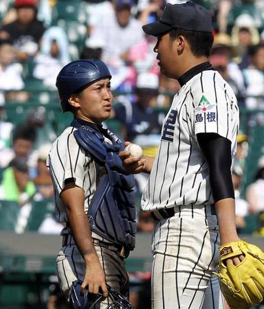 マウンドに上がった白根投手（右）に声をかける安田さん＝甲子園（2011年8月撮影）
