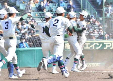 　サヨナラ勝ちを喜ぶ市和歌山ナイン。中央は松川