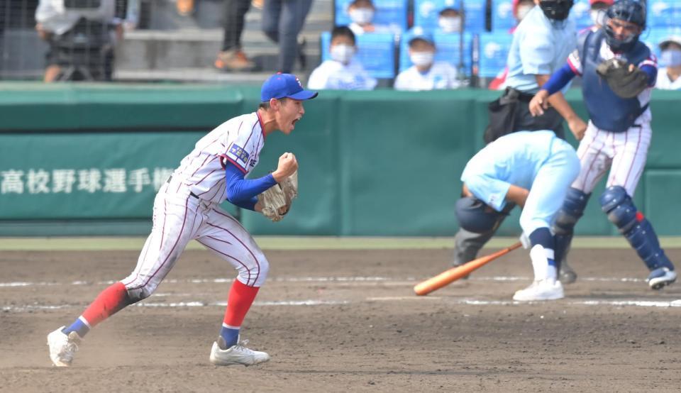 ７回、近江・横田悟（右から２人目）を三振に仕留め、ガッツポーズを決める下関国際・仲井慎（撮影・高部洋祐）