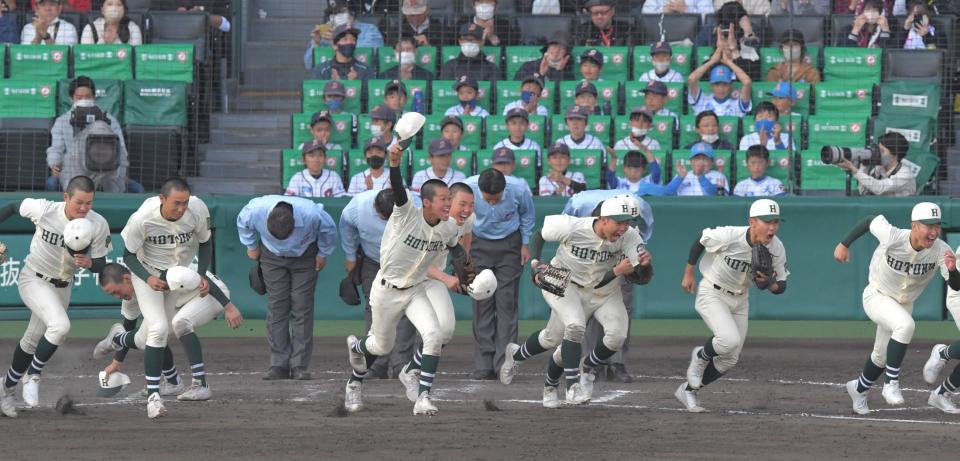 　大阪桐蔭に競り勝ち、駆け出す報徳学園ナイン（撮影・北村雅宏）