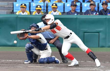 １０回智弁学園１死二、三塁、智弁学園・谷口のサヨナラスクイズ＝甲子園（撮影・中田匡峻）