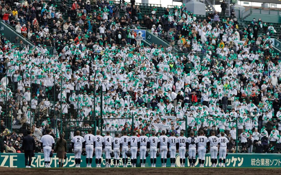 　初戦で敗退し、応援席に向かってあいさつする別海ナイン＝３月２０日、甲子園