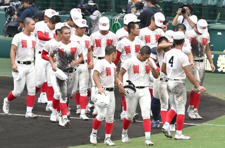 　準々決勝で敗退し、肩を落とす智弁学園ナイン（１９日）