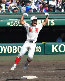 　健大高崎戦９回、勝ち越し適時打を放ちガッツポーズを決める智弁学園・佐坂悠登（１４日）