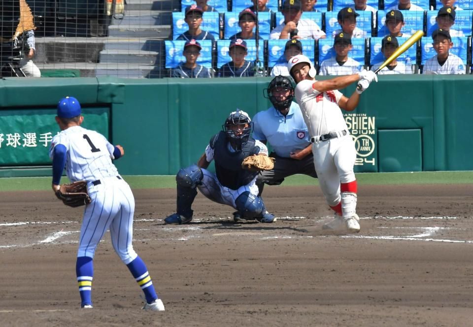 　健大高崎戦９回、中前に勝ち越し適時打を放つ智弁学園・佐坂悠登（１４日）