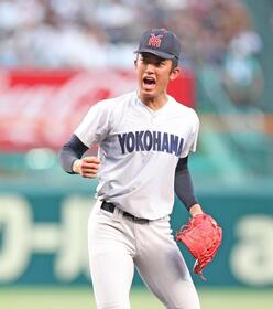 ９回、最後を締めた横浜・織田翔希＝８月１６日