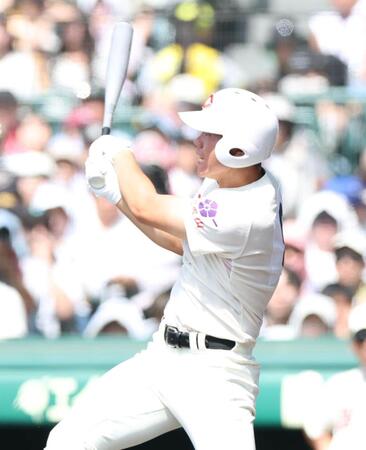 １回、チーム初安打となる右前打を放つ智弁和歌山・井本陽太（撮影・中田匡峻）