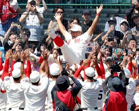 ナインに胴上げされて宙を舞う智弁和歌山・中谷仁監督（撮影・立川洋一郎）