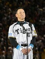 　一言ずつ、かみ締めるようにあいさつする阪神・金本知憲＝甲子園（撮影・峰大二郎）