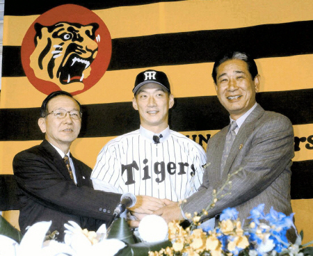 阪神に入団した金本（中）。阪神・星野監督（右）、野崎球団社長（左）＝２００２年１１月２２日