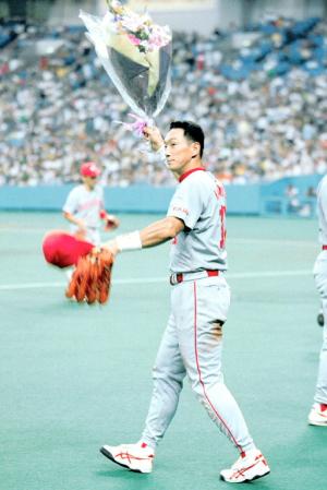 ２００１年８月１５日、（阪神２０回戦）金本は１０００試合出場を花束で祝福される＝大阪ドーム
