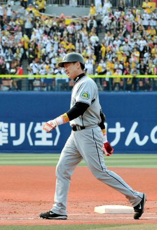 　連続試合フルイニング出場のプロ野球記録が途切れた横浜戦の８回、代打で出場し二ゴロに倒れた阪神の金本知憲外野手＝18日、横浜スタジアム