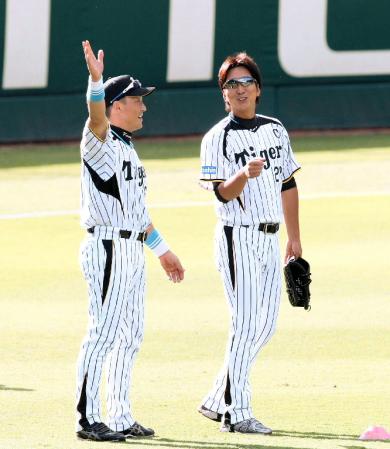 阪神・藤川球児と談笑する阪神・金本知憲＝甲子園（撮影・田中太一）