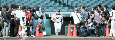 大勢の報道陣が待ち構える中、グラウンドに姿を見せた金本（撮影・田中太一）