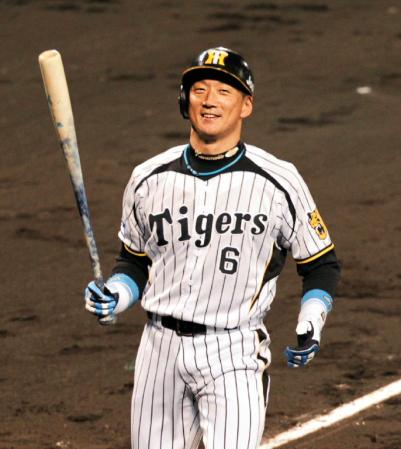 ３回裏阪神１死、空振り三振に倒れ、苦笑いを浮かべる阪神・金本知憲＝甲子園（撮影・辰巳直之）