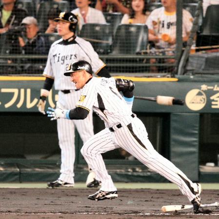 １回阪神１死一、二塁、一塁ゴロに倒れる阪神・金本知憲＝甲子園（撮影・田中太一）